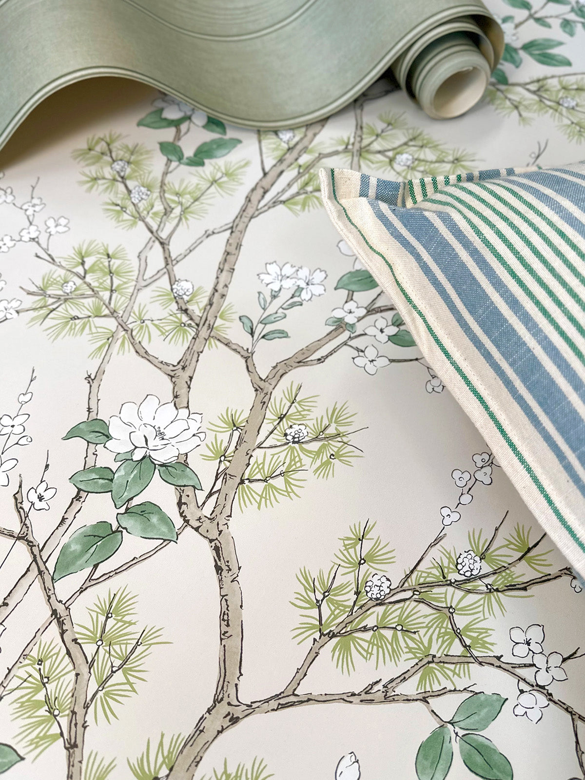 Bridget Floral Cream wallpaper by Belgravia Décor